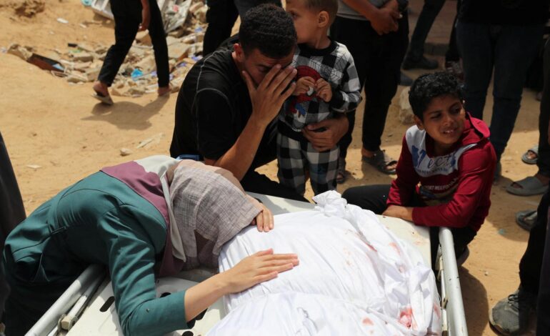 Israel mata a 136 gazatíes en nuevos bombardeos mientras Trump promete «ocuparse» de la Franja: «Se mueren de hambre»