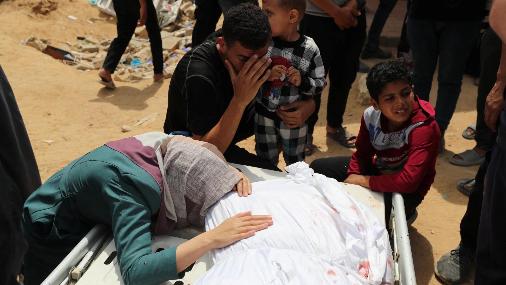 Israel mata a 136 gazatíes en nuevos bombardeos mientras Trump promete «ocuparse» de la Franja: «Se mueren de hambre»