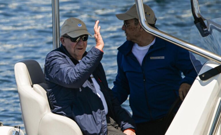 Juan Carlos I, sonriente y despreocupado, sale a navegar con su hermana, Margarita, tras evitar el cara a cara con Revilla