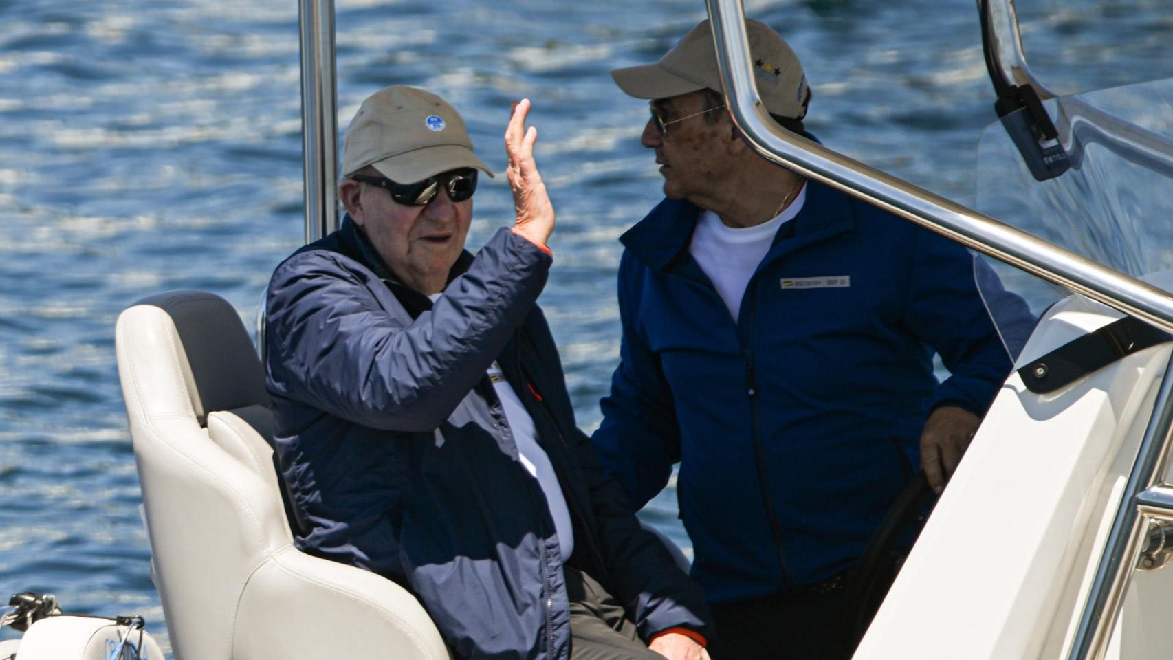 Juan Carlos I, sonriente y despreocupado, sale a navegar con su hermana, Margarita, tras evitar el cara a cara con Revilla