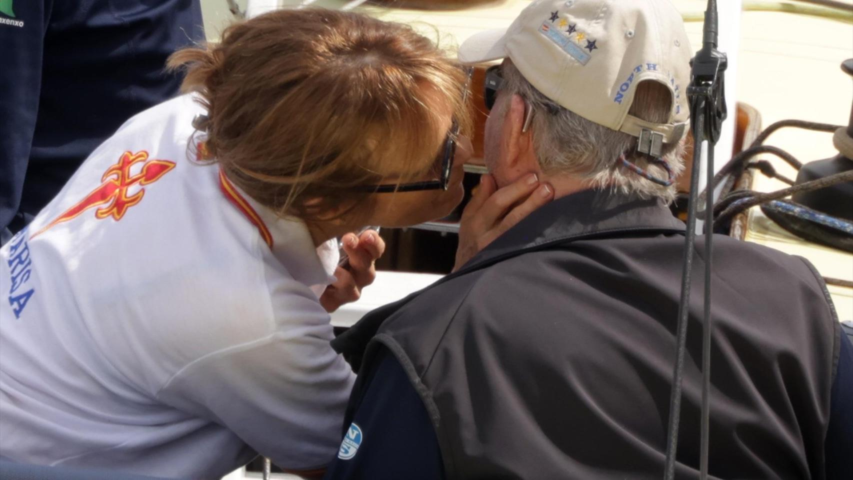 El momento cómplice que ha protagonizado el emérito Juan Carlos con una mujer anónima en Sanxenxo: las imágenes