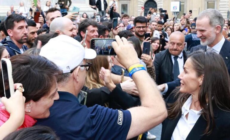 Los reyes Felipe VI y Letizia llegan a Roma para asistir a la misa de inicio de pontificado de León XIV