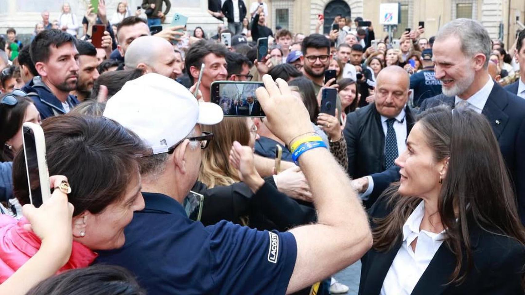 Los reyes Felipe VI y Letizia llegan a Roma para asistir a la misa de inicio de pontificado de León XIV