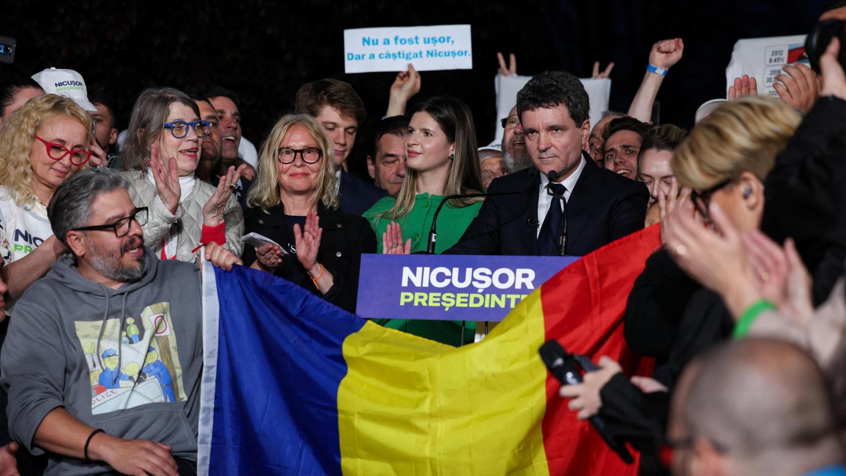 El centrista Nicusor Dan derrota al ultra George Simion en las elecciones de Rumanía, según los sondeos a pie de urna