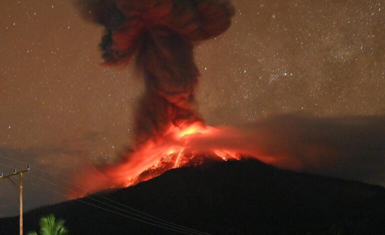 el volcán Lewotobi Laki-laki aumenta su actividad y registra una decena de erupciones