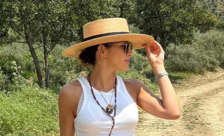 Virginia Troconis disfruta de unos días de desconexión en un pueblo de Cádiz con esta falda de cuadros ideal de Coosy
