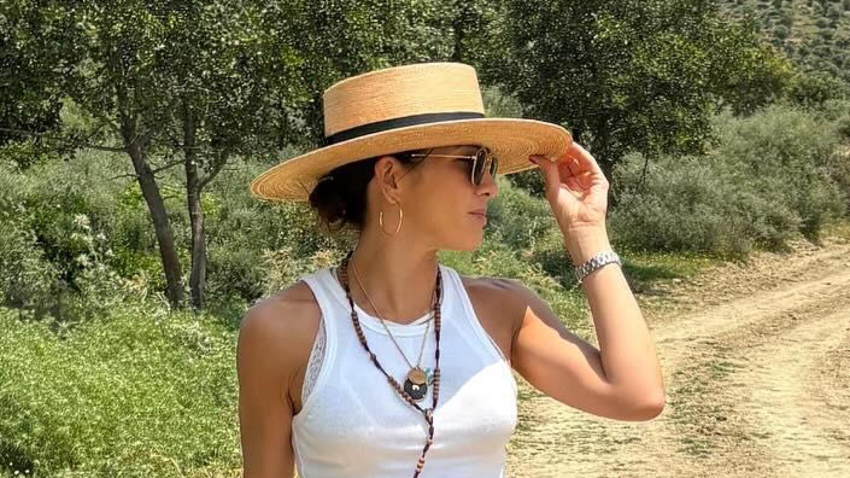 Virginia Troconis disfruta de unos días de desconexión en un pueblo de Cádiz con esta falda de cuadros ideal de Coosy