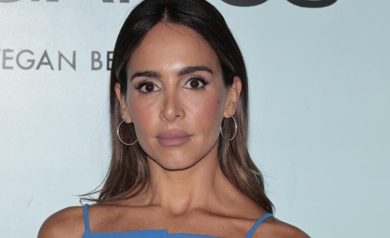 Rocío Osorno deslumbra en Cannes con un vestido de flecos y aire sevillano de su firma