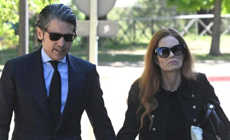 Olivia de Borbón, rota de dolor y arropada por su marido, asiste al último adiós de su padre, Francisco de Borbón y Escasany