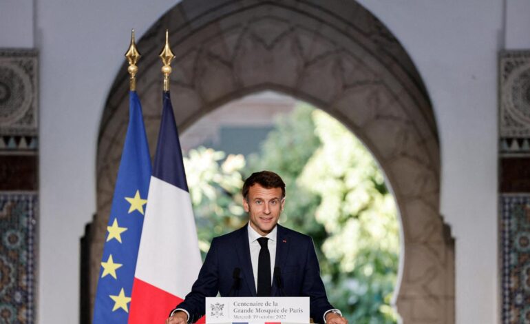Macron estudia prohibir el uso del velo islámico en menores de 15 años ante la «amenaza» del avance del islamismo radical
