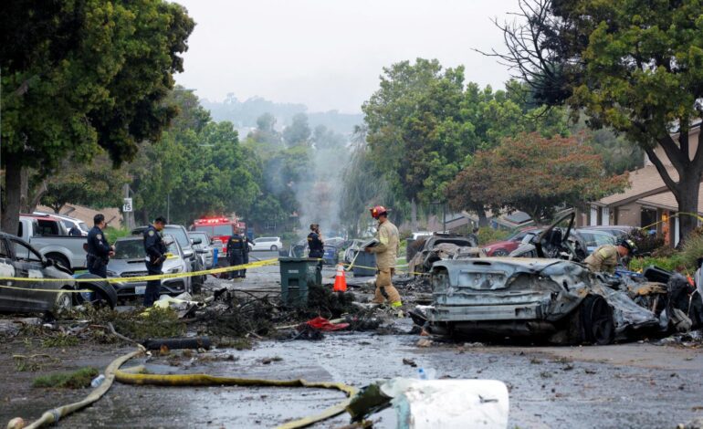 Varios muertos y una decena de viviendas incendiadas al estrellarse una avioneta en un barrio residencial de San Diego