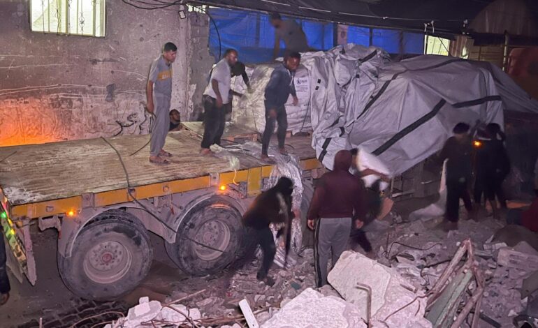 El Ejército israelí mata a 6 escoltas que protegían de un asalto a dos camiones con ayuda humanitaria para Gaza