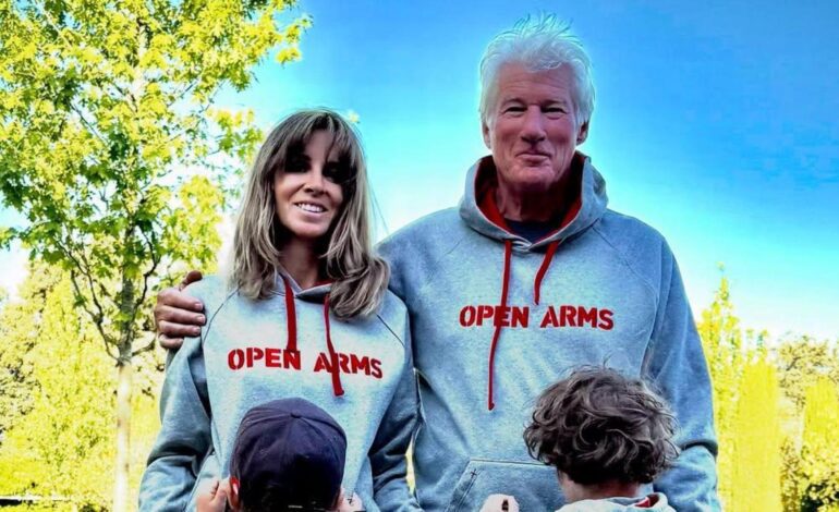 Richard Gere, como nunca lo habíamos visto, en pantuflas en el jardín de su casa con Alejandra Silva y sus hijos