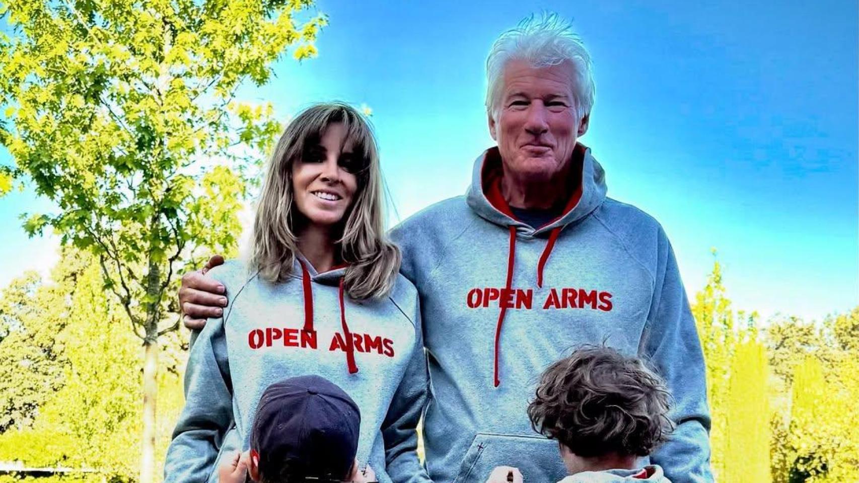 Richard Gere, como nunca lo habíamos visto, en pantuflas en el jardín de su casa con Alejandra Silva y sus hijos