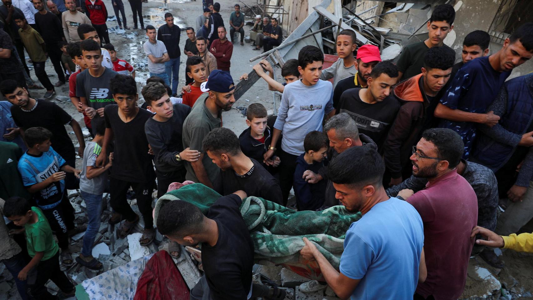 se fue a trabajar y perdió a 9 de sus 10 hijos en un ataque aéreo israelí contra su casa