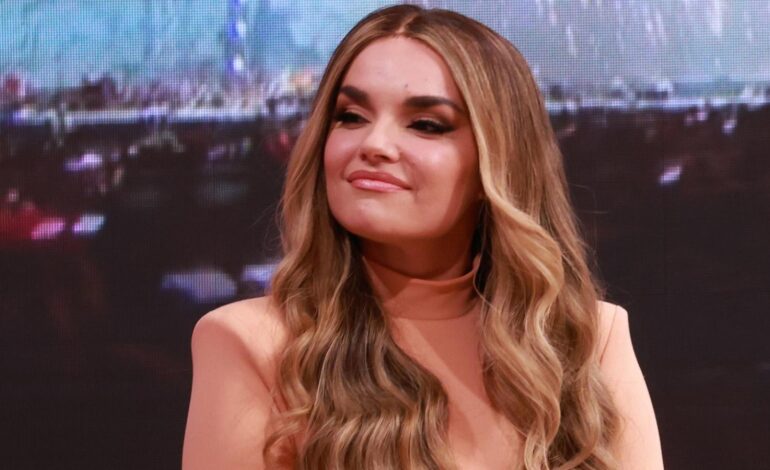 Imágenes del día: el cariñoso abrazo de Melody a Belén Esteban tras su comentada rueda de prensa