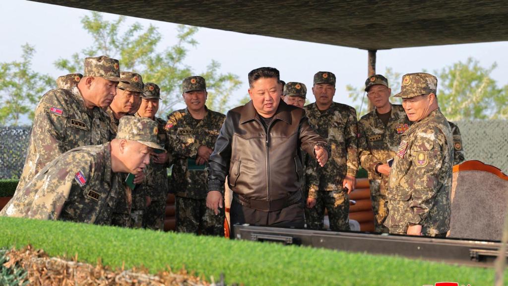 Kim Jong-Un presenciando este viernes una práctica de una unidad de artillería.
