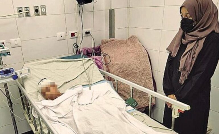 Italia acogerá a Adam, el único de los nueve hijos de la pediatra gazatí que logró sobrevivir a un ataque israelí, para tratarlo