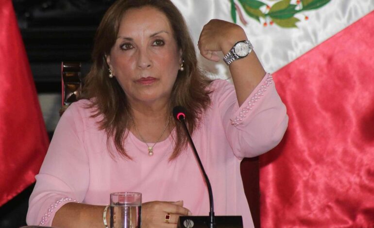 La fiscalía presenta tres denuncias contra la presidenta peruana Dina Boluarte y su suerte depende del Tribunal Constitucional