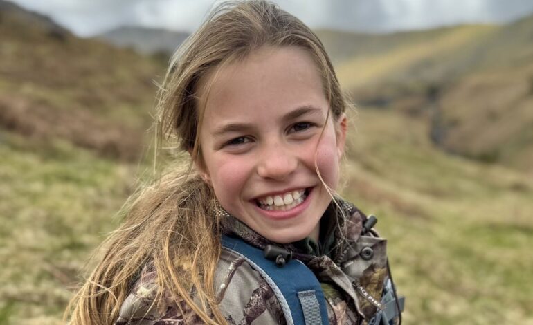La Princesa Charlotte, aventurera y sonriente en el posado por su 10 cumpleaños que fue obra de Kate Middleton