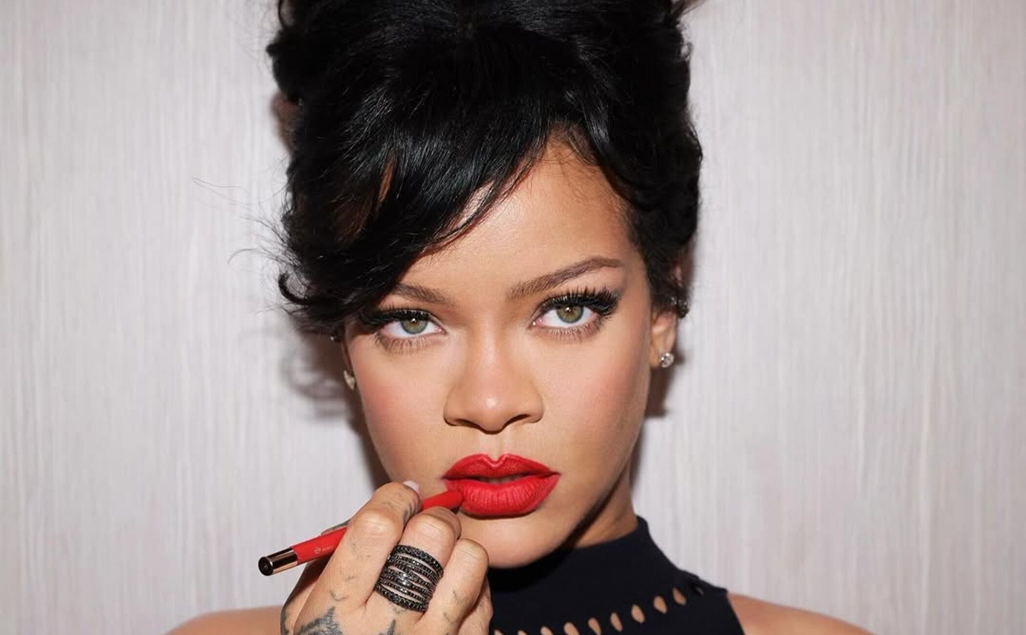 Rihanna anuncia su tercer embarazo con un look rompedor en la Met Gala 2025