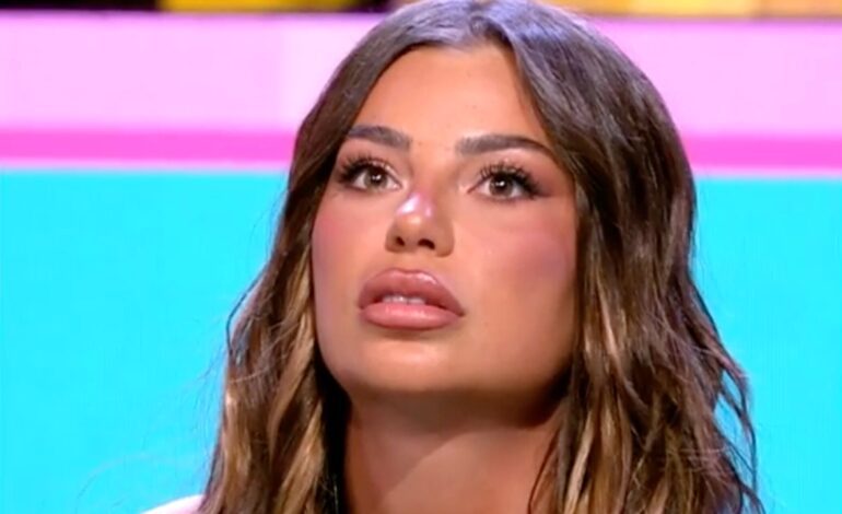 Álex Girona revela que Gabriella le enseñó los pechos recién operados cuando ya estaba con Manuel