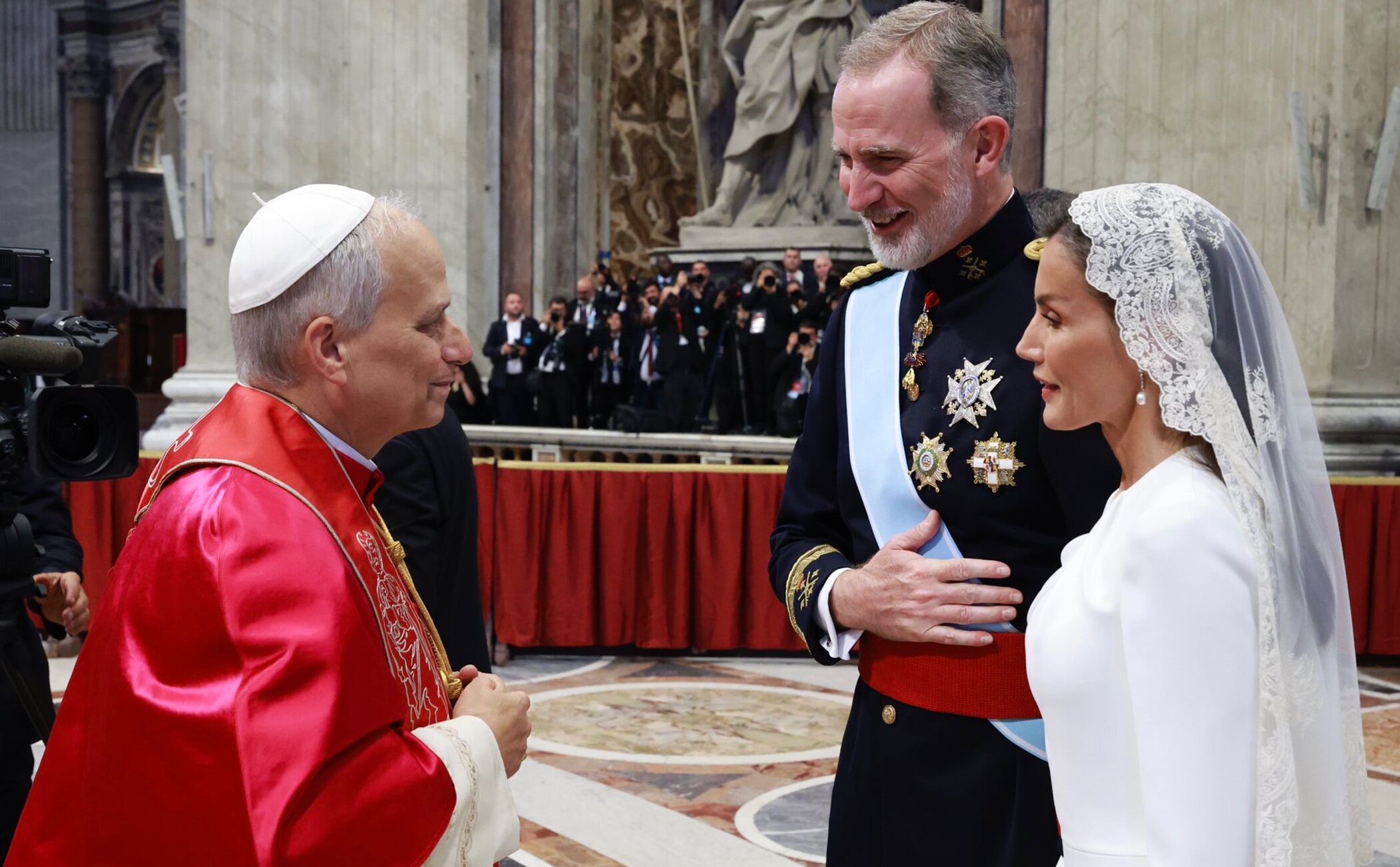Los Reyes Felipe y Letizia en la Misa de inicio del Pontificado de León XIV: Privilegio de Blanco, un percance y un mensaje