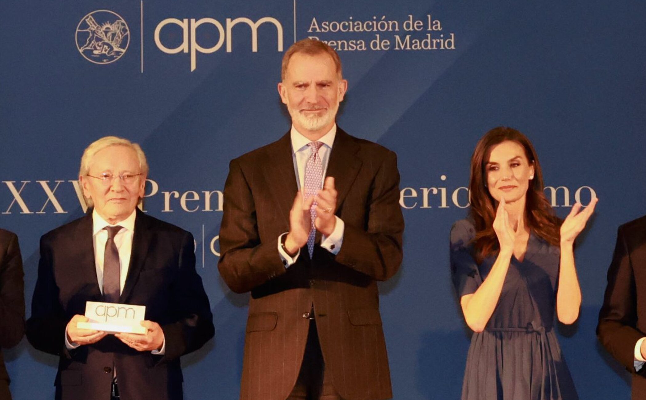 Fernando Ónega recibe el Premio APM de Honor 2024 en una ceremonia presidida por los Reyes: «Una tal Letizia Ortiz ganó este premio»