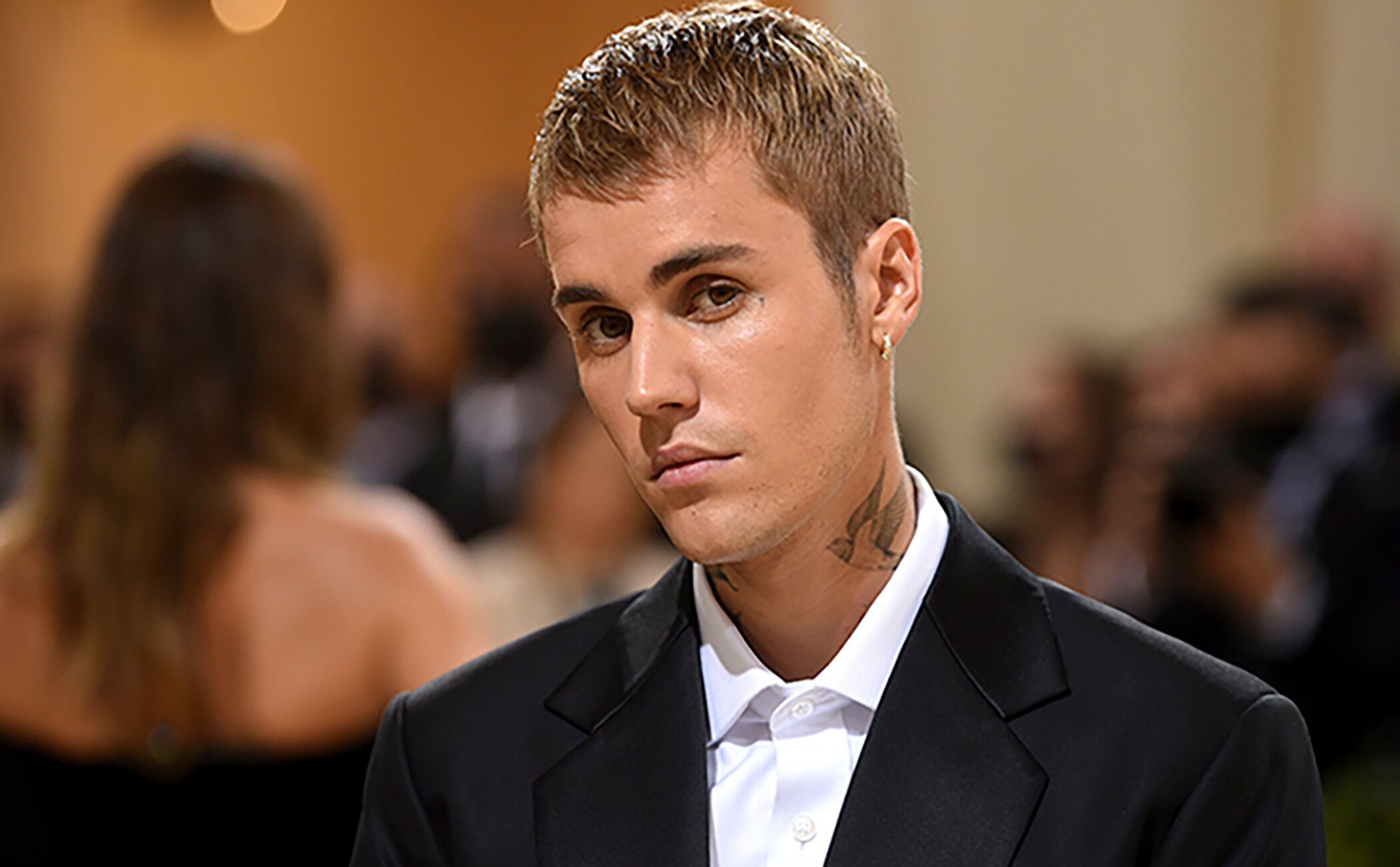 Justin Bieber desata una fuerte polémica al compartir fotos fumando cerca de su hijo Jack