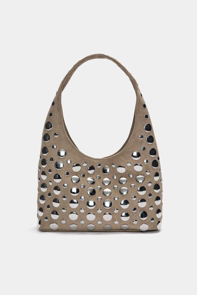 Confirmado: La bolsa con uñas que las chicas con más estilo en Malasaña son de Stradivarius y cuesta menos de 36 €