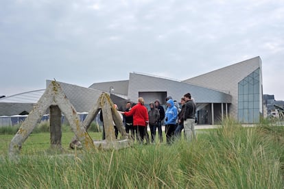 El museo Centre Juno Beach, un edificio en Courseulles-sur-Mer dedicado a la participación de Canadá en el desembarco de Normandía.