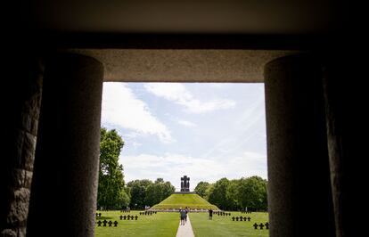 El cementerio militar de La Cambe, donde están enterrados unos 21.000 soldados alemanes que murieron en la II Guerra Mundial.