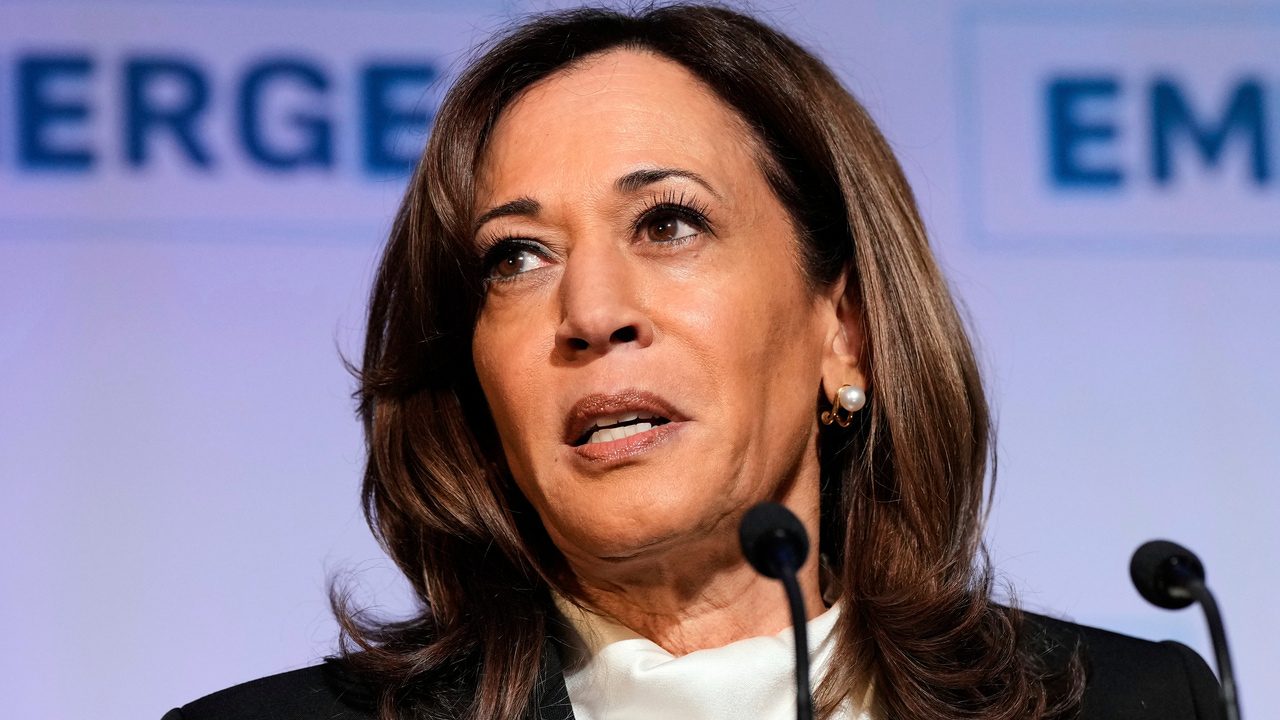 Kamala Harris reaparece y alerta que EE UU está al borde de una «crisis constitucional»