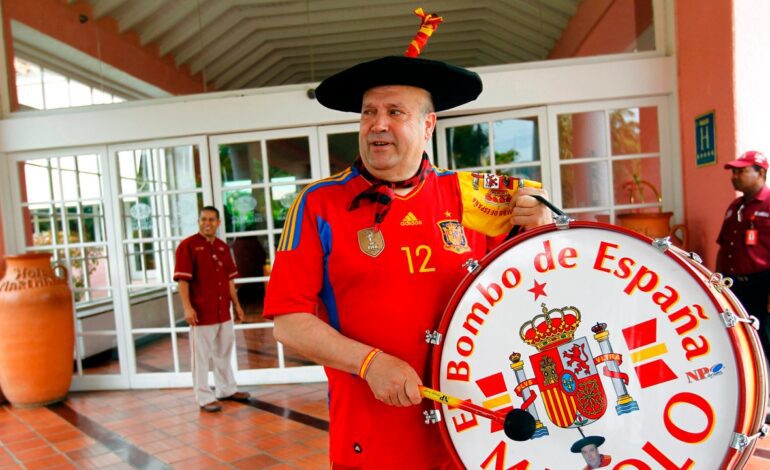 Muere Manolo el del Bombo, el aficionado más icónico del fútbol español