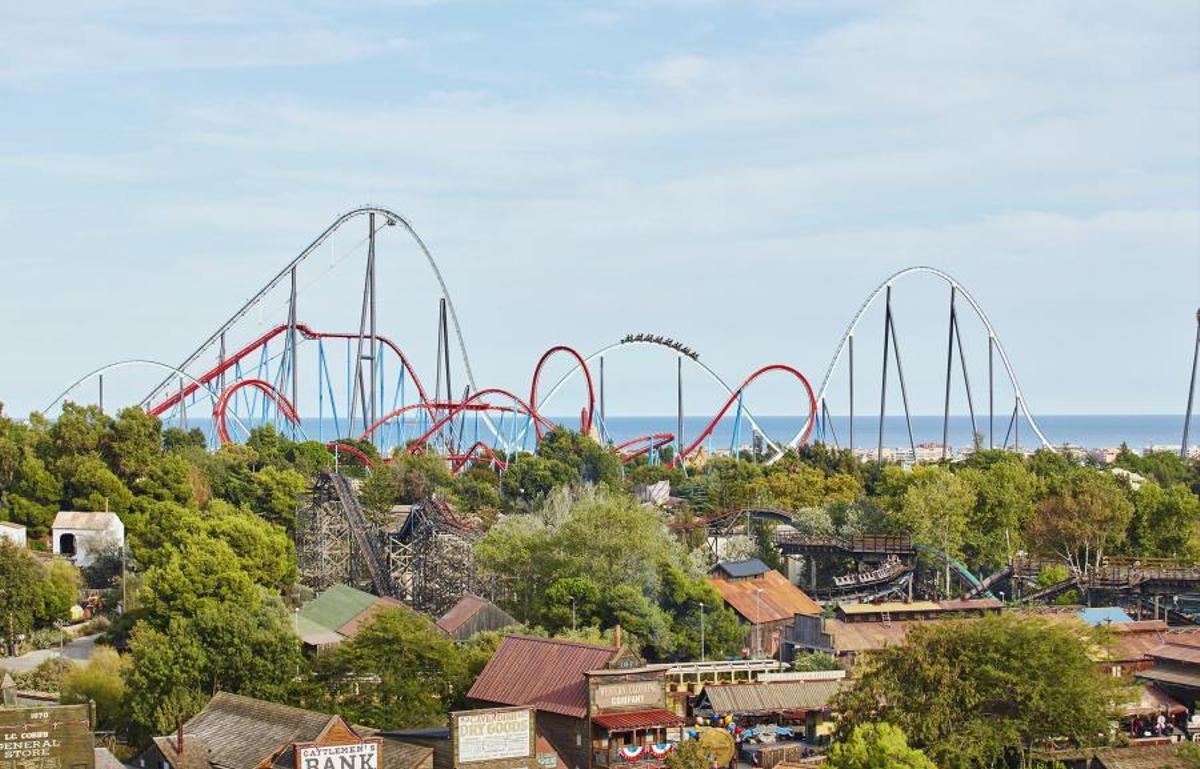El Dragon Khan y el Shambala, dos de las atracciones más famosas del parque.