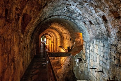 La bóveda del río Cerezuelo bajo la iglesia de Santa María, en Cazorla. 