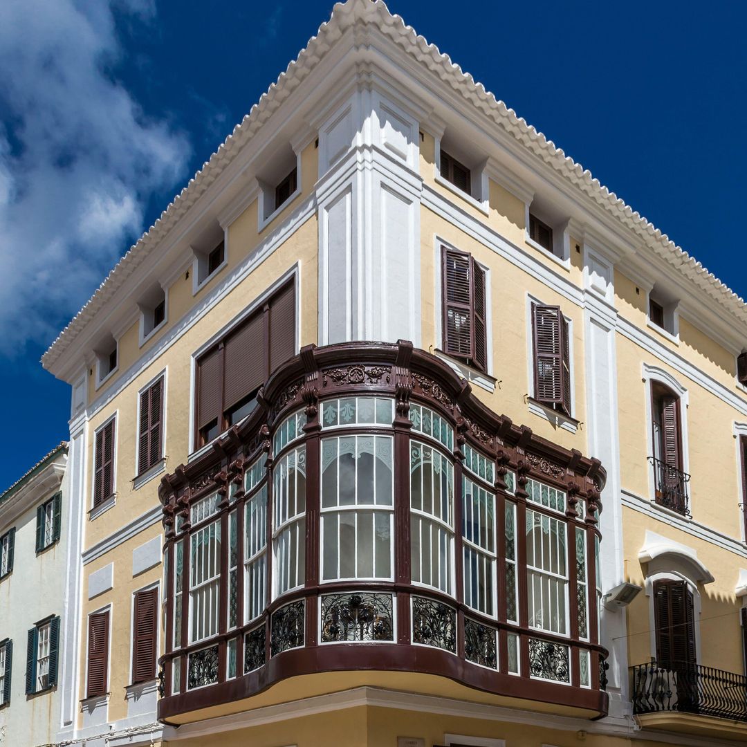 Casa Moncada con los aglutinantes típicos (vistas vitrosas) de Mahón, Menorca