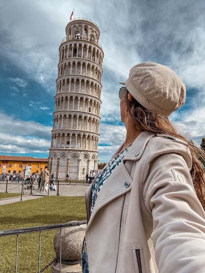 Mariel Galán toma un Seldi frente al Torre de Pisa, en Italia.