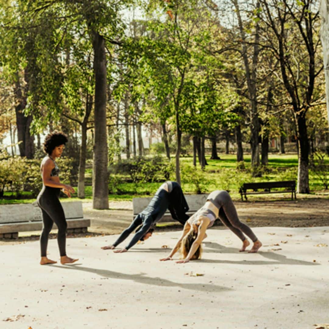 Lecciones de yoga al aire libre en el Retiro Park en Madrid