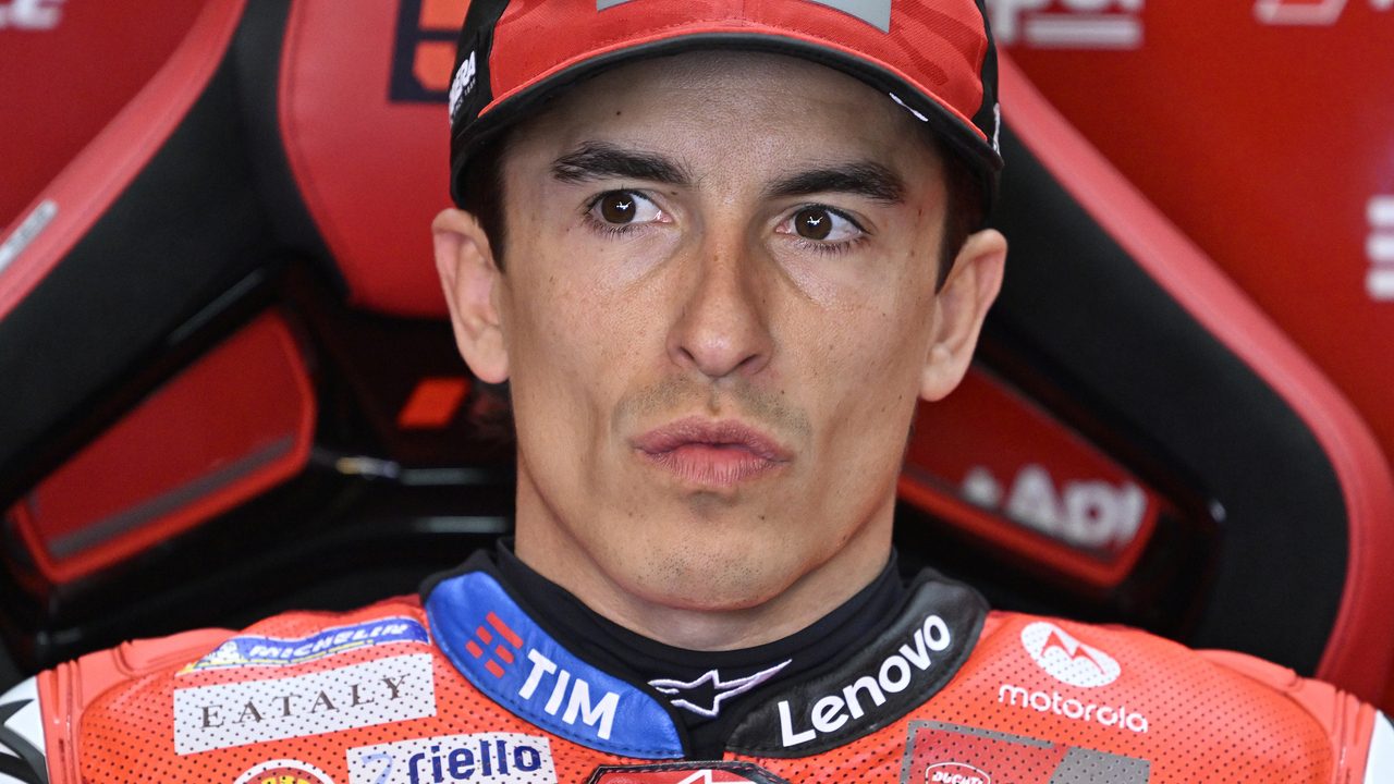 La reflexión de un exjefe de Márquez sobre las recientes caídas de Marc: «Por ir sobrado…»