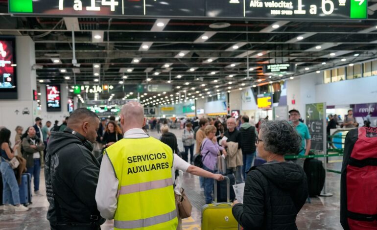 suspensión de trenes y más de 10.000 viajeros atrapados por el robo de cable en la línea de alta velocidad Madrid-Sevilla