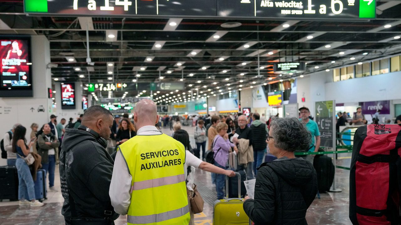 suspensión de trenes y más de 10.000 viajeros atrapados por el robo de cable en la línea de alta velocidad Madrid-Sevilla