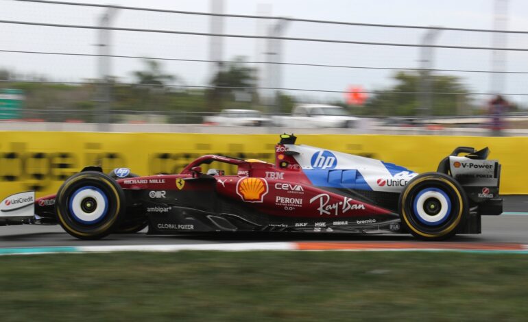 El ‘recado’ de Hamilton a Ferrari cuando Sainz intentaba adelantarle: «¿Le dejo pasar?»
