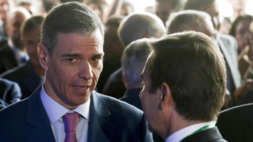 Pedro Sánchez, presidente del gobierno, habla con el presidente de BBVA, Carlos Torres, después de la inauguración de la reunión anual de Cercle d'Oconomia.
