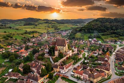 Vista área de un atardecer sobre Biertan, en la región de Transilvania.