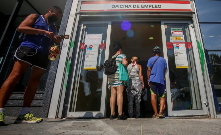 El paro baja en 67.000 personas y el empleo suma 231.000 afiliados por el tirón de la Semana Santa, pero solo el 44% de los contratos fueron indefinidos