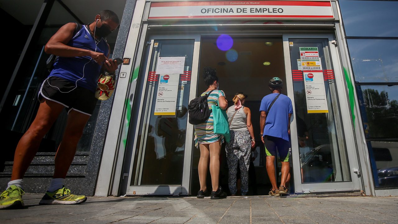El paro baja en 67.000 personas y el empleo suma 231.000 afiliados por el tirón de la Semana Santa, pero solo el 44% de los contratos fueron indefinidos