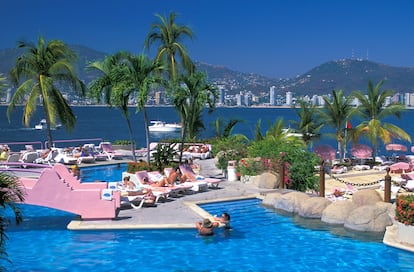 Archivo fotográfico de la piscina del hotel Las Brisas Acapulco, con vistas a la bahía.