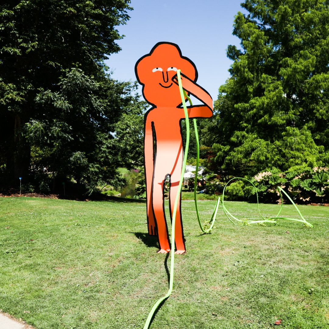 En el Jardín botánico de Nantes (Jardin des plantes) te encontrarás con los divertidos personajes de Jean Jullien: Filili Viridi. En la imagen, uno de ellos sosteniendo la llamada línea verde, que sirve de guía para ir descubriendo los rincones más interesantes de la ciudad.
