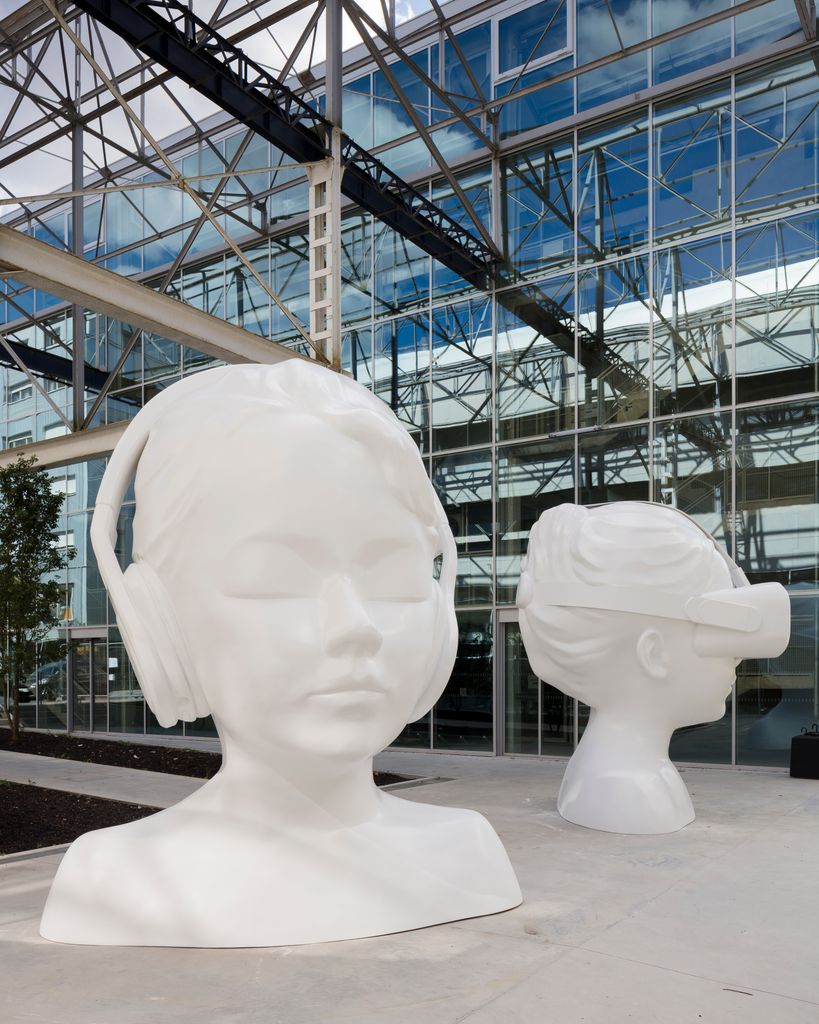 'In a silent Way' es una instalación permanente, obra de Nathalie Talec. Se encuentra en el barrio de la Creación, dentro de la Isla de Nantes, y en él se concentran, entre otras, las escuelas de arquitectura, diseño y artes gráficas.